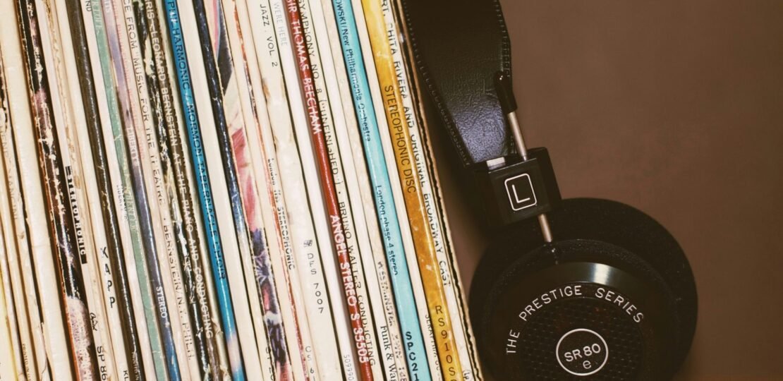 wireless-headphones-leaning-on-books-scaled-1